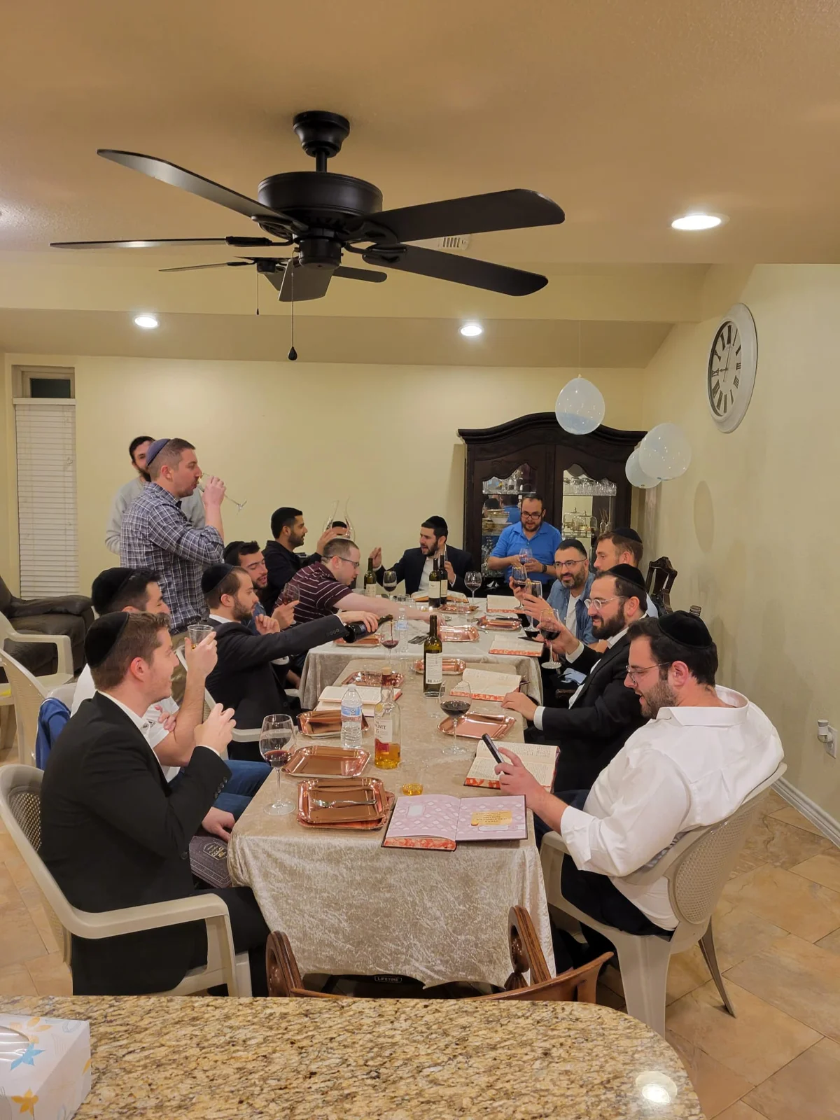 סביב שולחן אחד