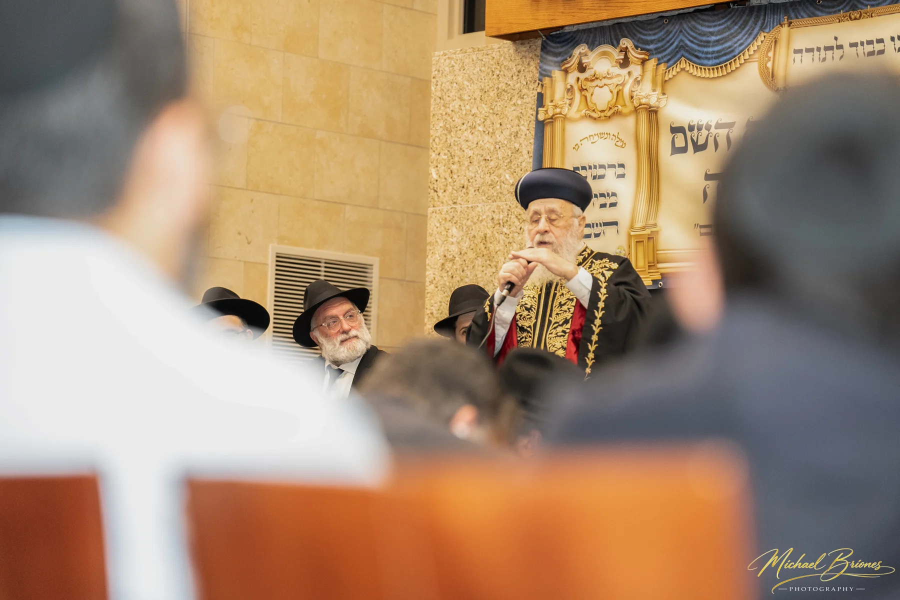 מקשיבים לדברי הרב יצחק יוסף
